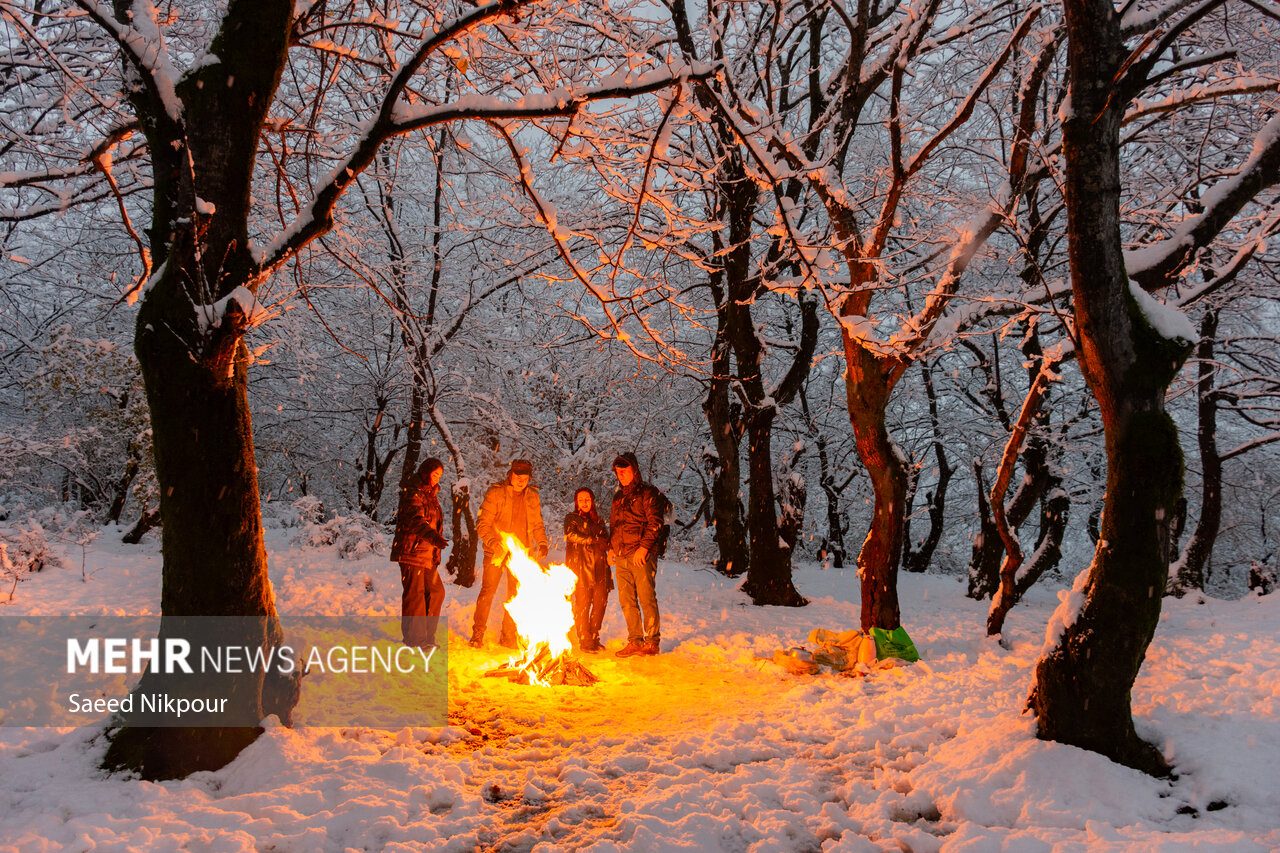 吉兰省萨卡尔卡萨尔的秋季降雪